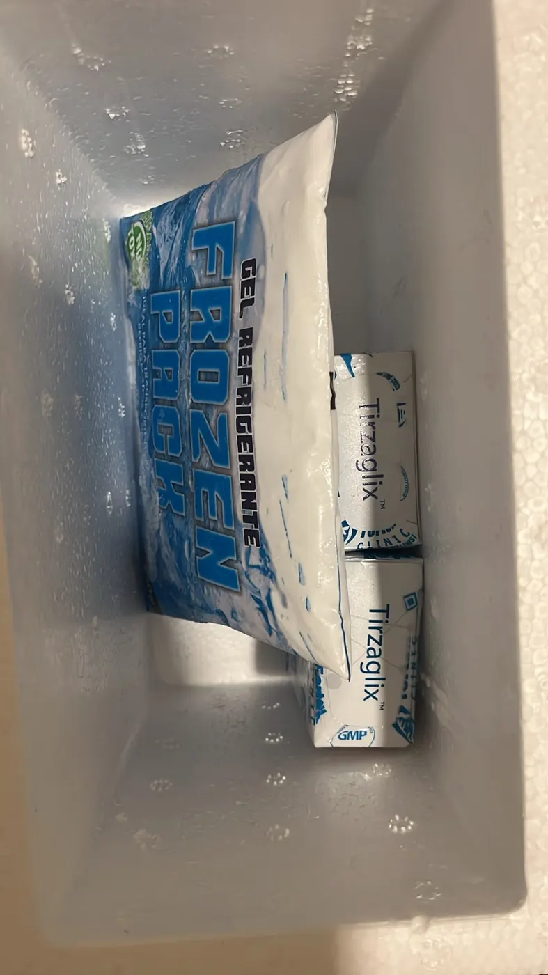 Cajas de péptidos Fortex Clinic con gel refrigerante dentro de una caja de tecnopor