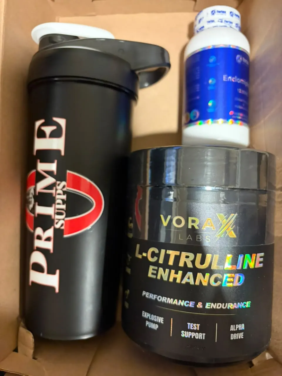 Pedido de suplementos con shaker Prime dentro de una caja de cartón