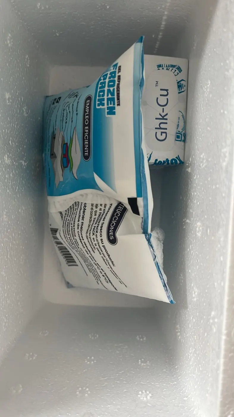 Péptido con gel refrigerante dentro de una caja de tecnopor