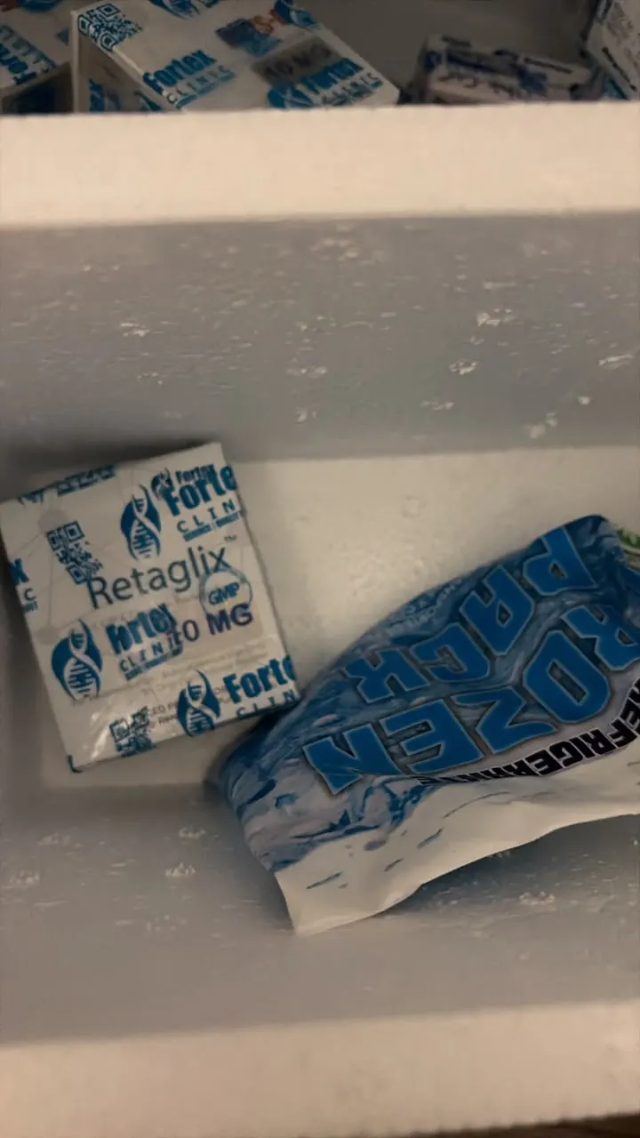 Péptido Fortex Clinic junto a un gel refrigerante en tecnopor